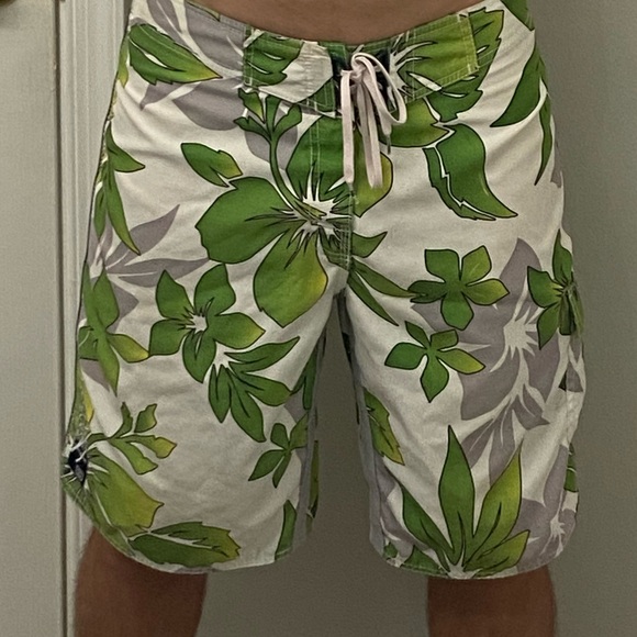 Floral Billabong Boardshorts - White & Green - Size 33 Medium Men’s Swimsuit - Picture 4 of 15